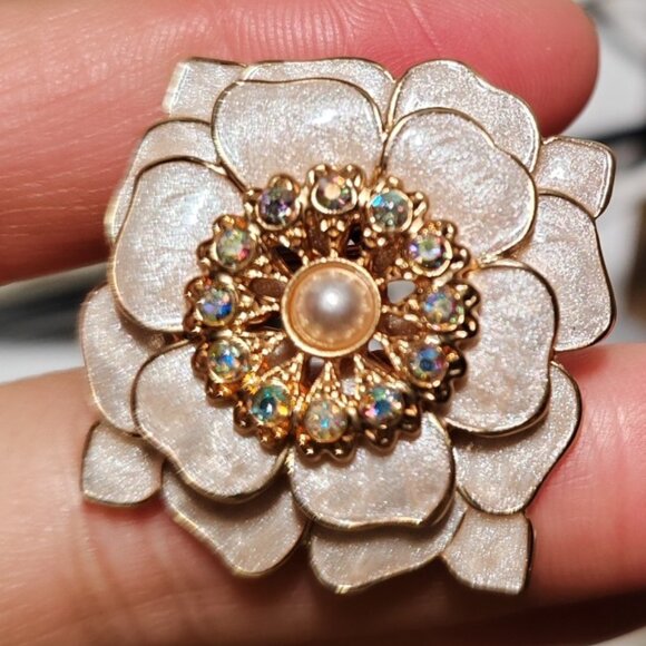 CHIC & UNIQUE! Vintage Look Enamel Flower Studs - Picture 3 of 3